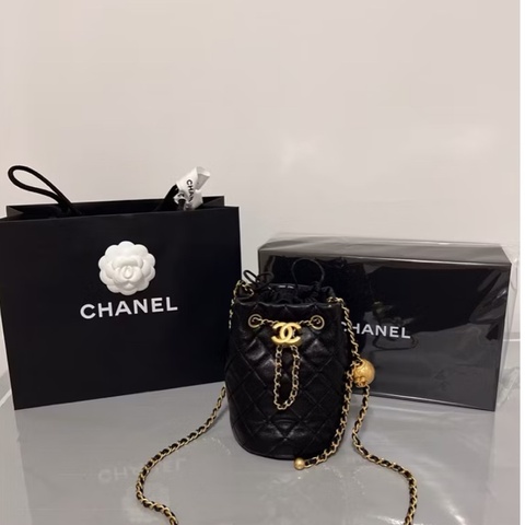 CHANEL 香奈兒《全新》2024/25 工坊系列金球水桶包｜黑色羊皮｜霧金鏈條｜全配附購證