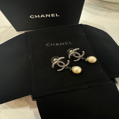 Chanel 華麗的復古風格黑色金屬點綴鑲鑽珍珠耳針耳環