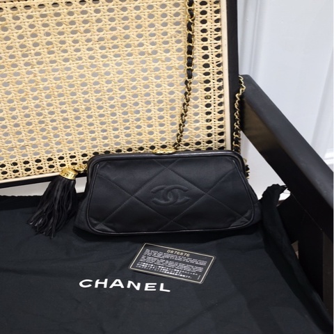 Chanel 0开黑金缎面流苏蛙口包单肩包