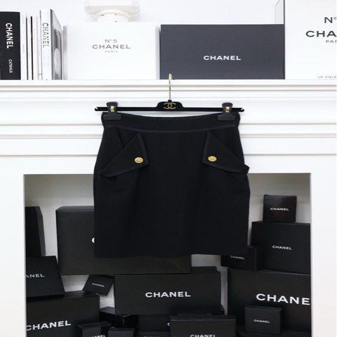 Chanel黑金四叶草素金扣两口袋半裙