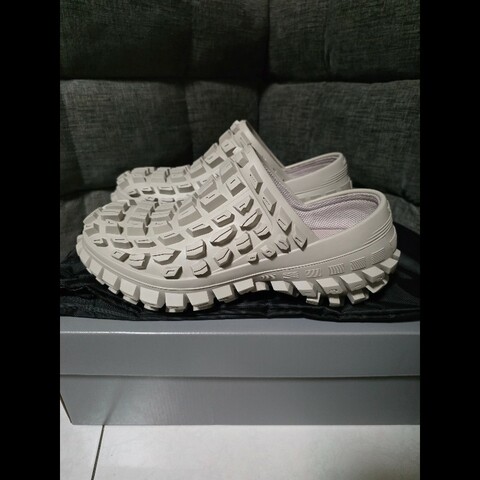 [全新] Balenciaga Bouncer Clog 輪胎鞋 43 米色