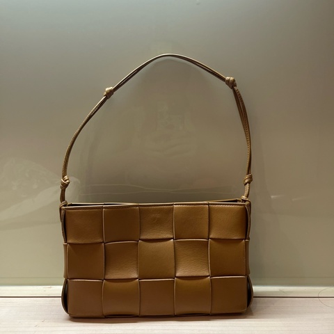 Bottega Veneta皮革單肩包咖色4*3方格