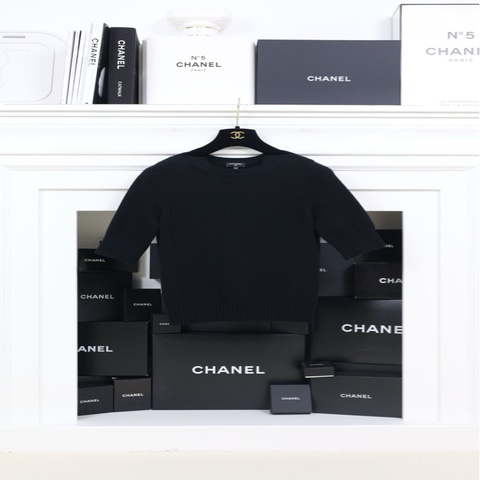 Chanel2017年黑色针织圆领上衣