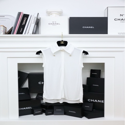 Chanel 15年人造丝绵白色小尖领花花扣背心马甲上衣