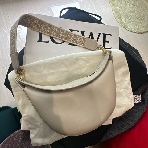Loewe半月包奶茶色