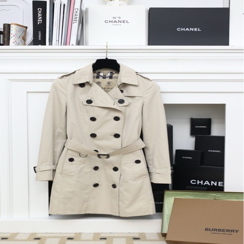 Burberry卡其色双排扣风衣外套