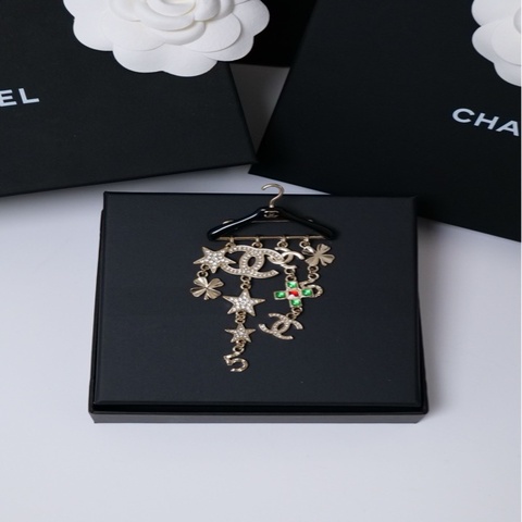 Chanel 23C黑金色双C水钻星星吊坠衣架胸针