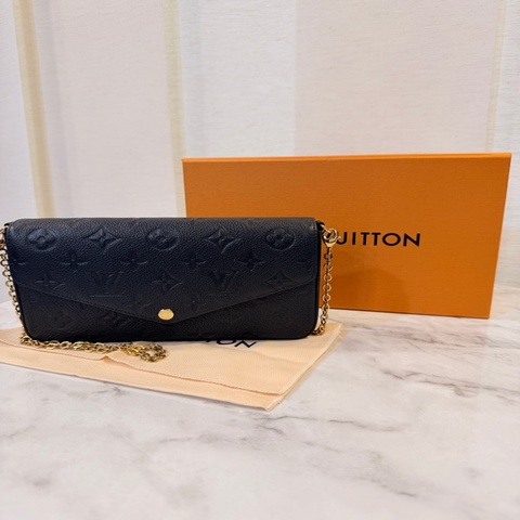LV 黑牛皮壓紋金釦三合一包