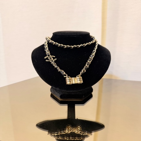 Chanel 淡金色皮穿鍊雙C耳機鍊