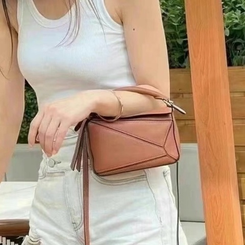 ✨Loewe｜焦糖色 荔枝皮mini Puzzle幾何包｜98新