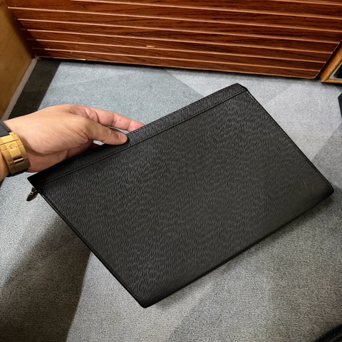 Lv黑色素面防刮牛皮手拿包