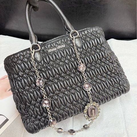 miumiu黑銀羊皮褶皺手提單肩tote包，寶石鏈肩帶，尺寸30x22，整體成色不錯
