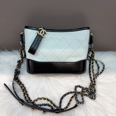 CHANEL香奈兒 Gabrielle 小號牛皮黑白拼色流浪包