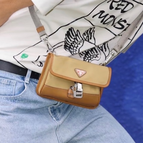 PRADA 普拉達 Saffiano卡其色  三角形金屬徽標可拆卸可調式 尼龍拼牛皮