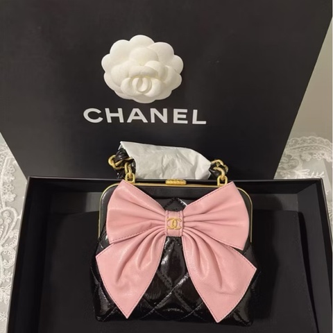 CHANEL 香奈兒《全新全配》粉紅蝴蝶結口金包｜黑色油蠟皮革菱格紋｜稀有收藏款｜附購證