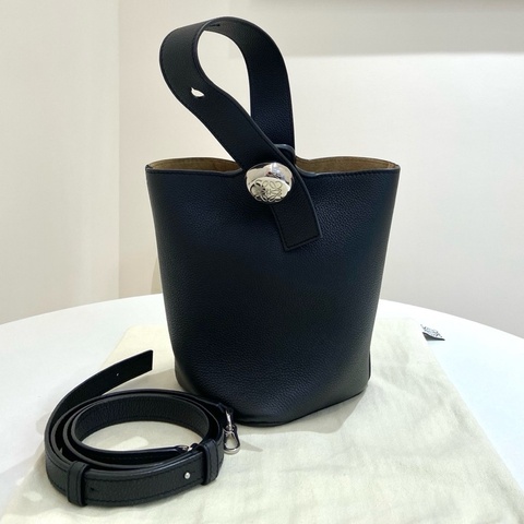 Loewe羅意威Pebble mini黑色水桶包 尺寸：16*16*19.5 附件：塵袋 肩帶。