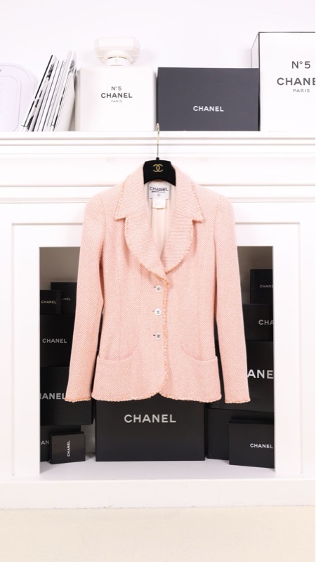 Chanel 97年秀款鲑鱼粉贝母扣外套