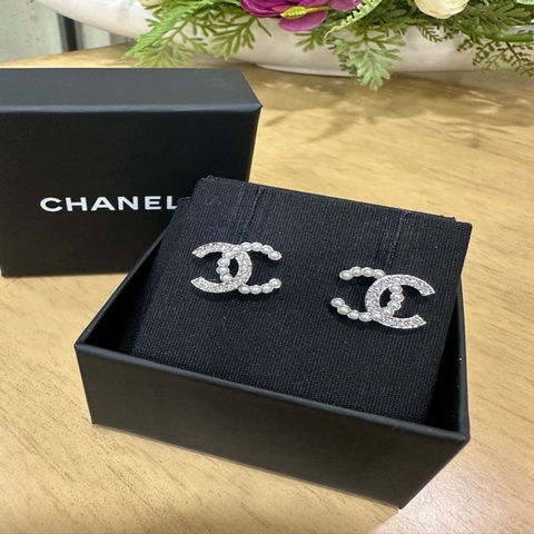 Chanel 銀色珍珠水鑽雙C logo耳針式耳環
