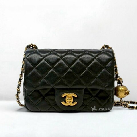 A13350-CHANEL 黑色羊皮金球方胖子口蓋包AS1786
