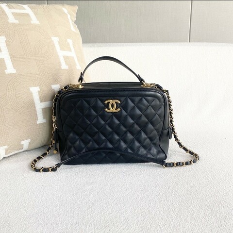 Chanel香奈兒黑金手提相機包
雷射26開 黑色金扣 牛皮