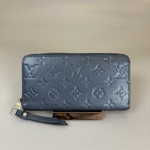 LV M80958/晶片款 珠光藍壓紋壓紋ㄇ拉長夾