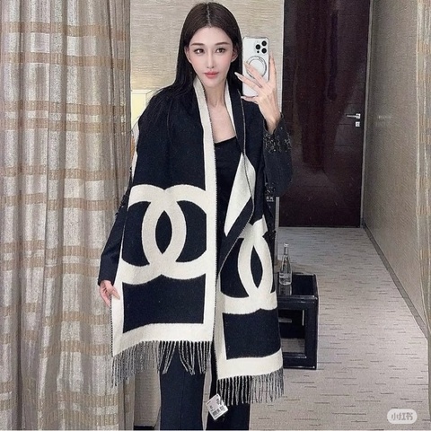 Chanel 26P雙面羊絨圍巾，100%羊絨材質，柔軟保暖，秋冬必備！