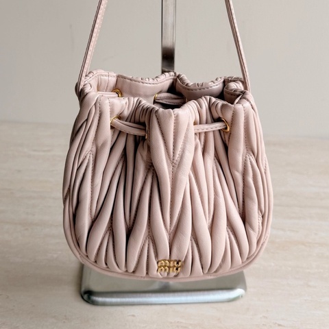 Miu Miu 繆繆粉色羊皮褶皺抽繩水桶包 底長16cm