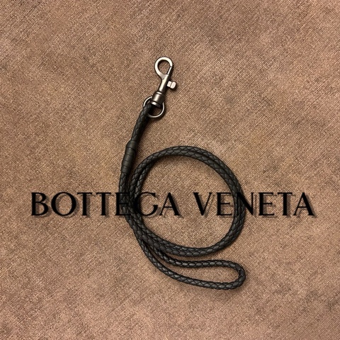 BOTTEGA VENETA BV 黑色皮編電話繩 phone strap