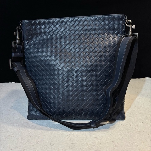Bottega Veneta 葆蝶家 24年春夏系列 男士深藍色小羊皮經典款編織單肩斜挎包 底長：32cm 附件：肩帶。