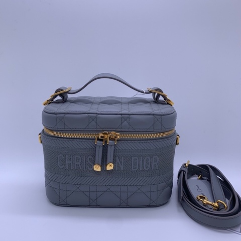 Dior Travel Vanity化妝盒包 霧霾藍 羊皮藤格紋 金色拉鍊 配可拆卸肩帶 手提斜挎都可以 容量實用
