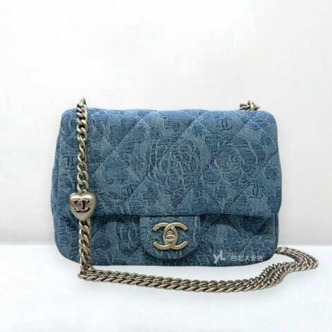 A13374-Chanel 山茶花單寧霧銀鍊愛心調節釦mini方胖口蓋包AS3829