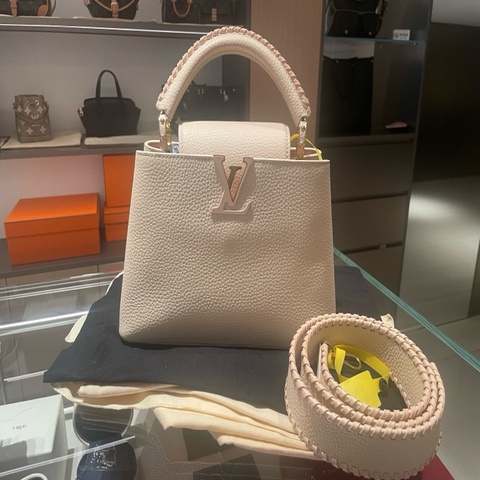 99新lv路易威登capucines卡普辛米白色少女粉斜挎包。