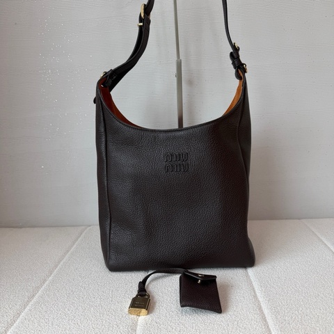 MIUMIU繆繆 LOGO字母 斜挎包 腋下包水桶包 深棕色。