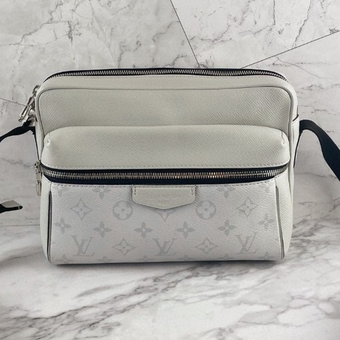 Louis Vuitton LV路易威登Outdoor冷灰色老花男士郵差包 單肩斜挎包，尺寸25*18*9cm