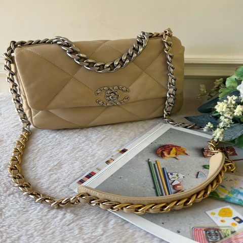 Chanel 19金色CC Logo三色鍊帶菱格紋口蓋包(米色)