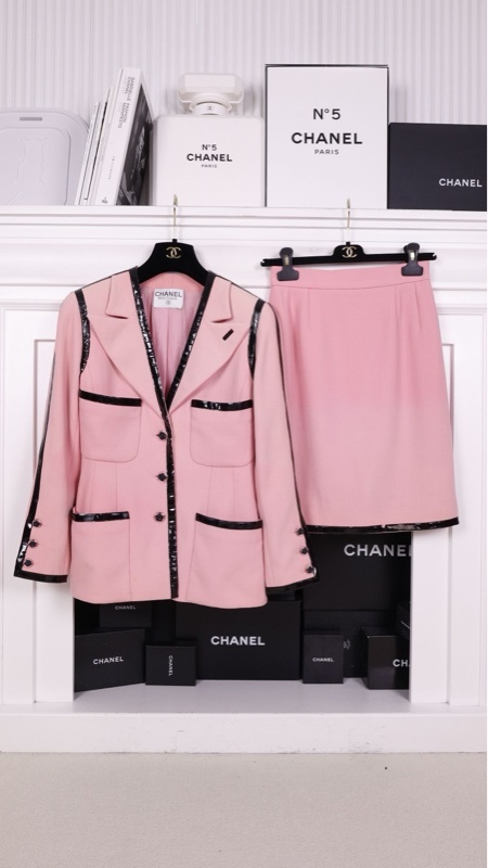 Chanel 91年粉黑漆皮滚边山茶花扣四口袋外套半裙套装