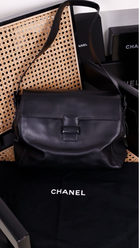 Chanel 5开黑色翻盖单肩包