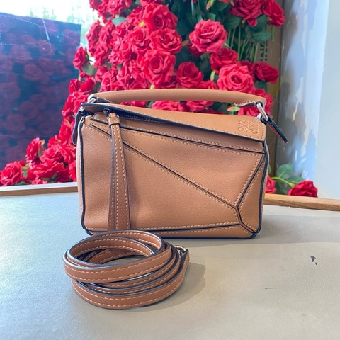 LOEWE  羅意威 Puzzle 焦糖色 尺寸：18×8×12.5