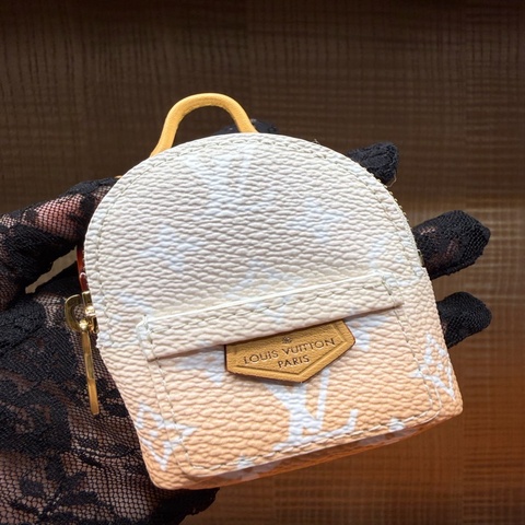 Louis Vuitton 99新 只裝得下可愛手腕包/吊飾