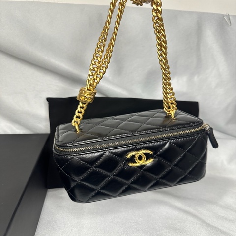 Chanel 23B Vanity‑Case 黑亮光面牛皮 長條金扣可調鏈條長盒子斜揹包