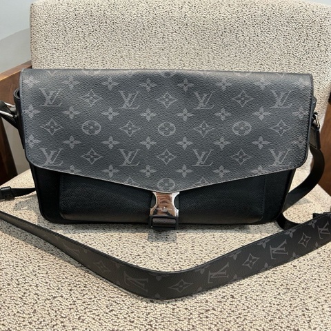 Louis Vuitton 路易威登 男士 斜挎包 郵差包  芯片