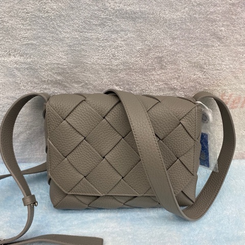 Bottega Veneta葆蝶家 Diago 可調節肩帶磁扣開合 小牛皮 斜挎單肩包  灰色