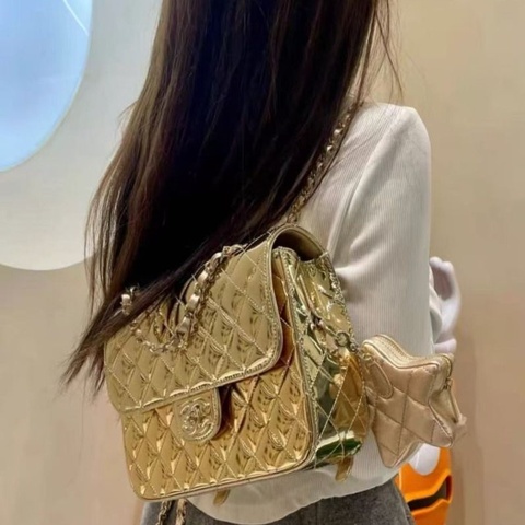 Chanel 24C金色鏡面星星肩背包 金屬質感鏡面小牛皮，芯片款 18.5x23.5x8.5cm 9新 配件盒子 塵袋 星星零錢包
