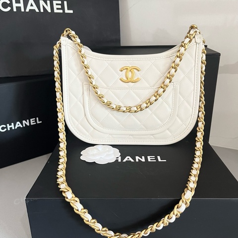 香奈兒Chanel 24S 白色小牛皮嬉皮流浪包 芯片款Hobo月牙包單肩包斜挎包 金扣