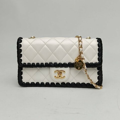CHANEL 白色羊皮鐳射標金扣26P黑白滾邊皮穿鏈肩背包