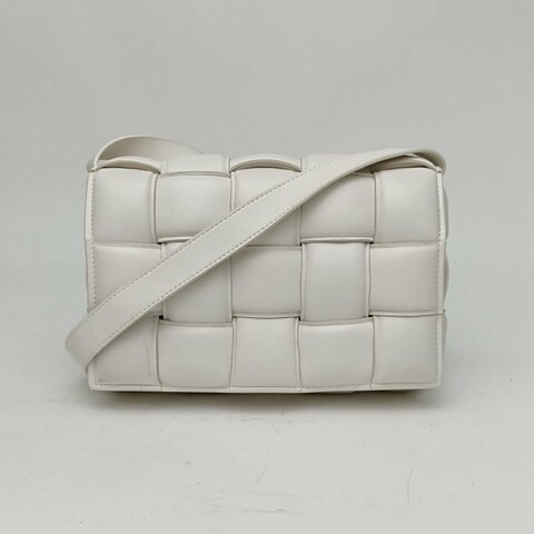 BOTTEGA VENETA CassettePadded加襯中號26白色羊皮肩背包