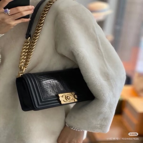 【威選精品】  ✨ CHANEL 黑金蜥蜴紋 Le Boy 小號肩背斜背包 ✨