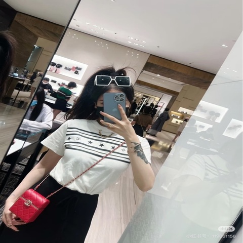 【威選精品】  ✨ CHANEL 紅色化妝盒包｜經典菱格紋 × 金扣 ✨