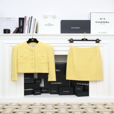 Chanel 96年秀款小鸡黄V领亮片上衣外套半裙套装