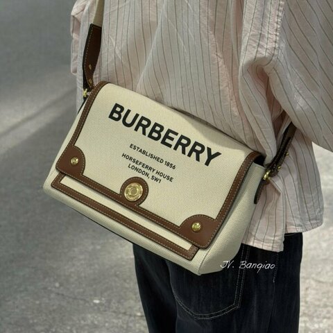 JS1535-BURBERRY 米白帆布印花下蓋斜背包